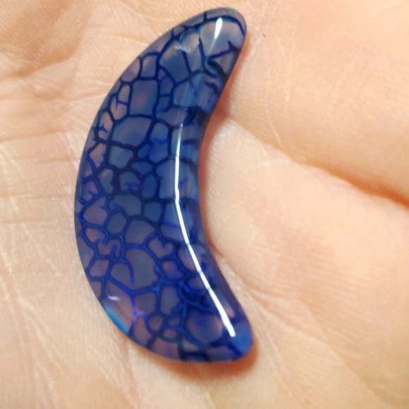 New Carved Dragon Veins Agate Crescent Moon Pendant. - Picture 11 of 12